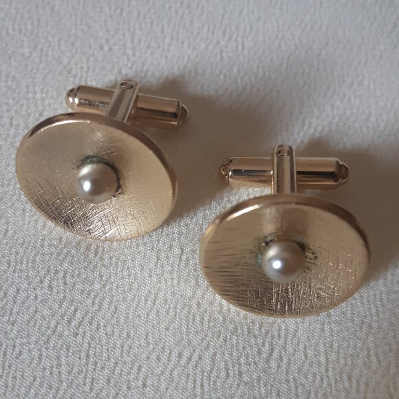Vintage Speidel Cuff Links Gold Tone Pearl Center 3/4" ⚡️BUY 3 for $55⚡️ - Picture 3 of 7